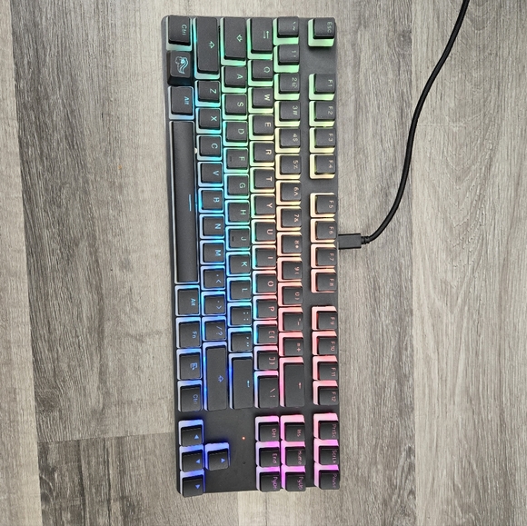 Custom Mechanical GMMK Keyboard (Cherry Brown Switches) - Picture 8 of 9